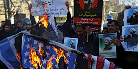 Tensão global - Bandeiras queimadas em Teerã. (foto: AP Photo/Vahid Salemi)
