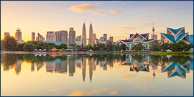 Coface Asia Payments Survey 2022. Vista panorâmica da linha do horizonte da cidade de Kuala Lumpur com reflexos e um belo céu matinal, Parque Titiwangsa, Malásia. 